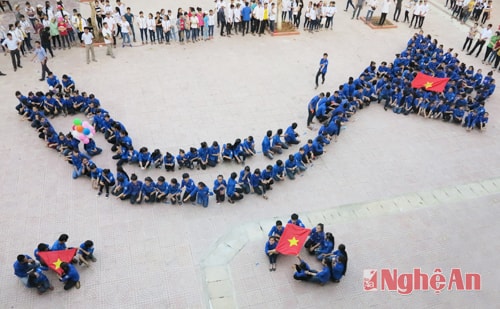 Các em học sinh trường THPT Đô Lương I đã xếp hình đất nước Việt Nam và 2 quần đào Hoàng Sa và Trương Sa
