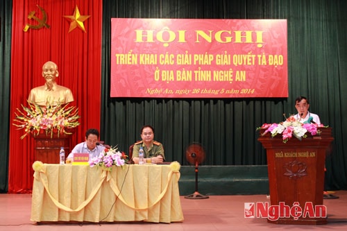 Chủ trì hội nghị.