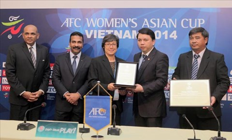PCT AFC Moya Dodd trao kỷ niệm chương cho TTK VFF Lê Hoài Anh và GĐ Trung tâm TDTT Thống Nhất Trần Đình Huấn. Ảnh: VFF