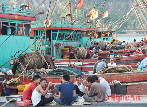 Bữa cơm chiều trên thuyền của ngư dân Nghi Thuỷ (Cửa Lò).