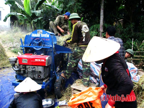 Bản đã có máy tuốt cơ giới hóa