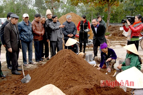 Các hội viên Hội văn nghệ Yên Thành đi thực tế ở cơ sở