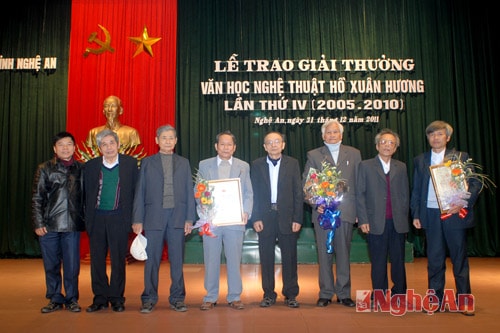 Các hội viên Hội văn nghệ Yên Thành đi thực tế ở cơ sở nhận giải thưởng Hồ Xuân Hương