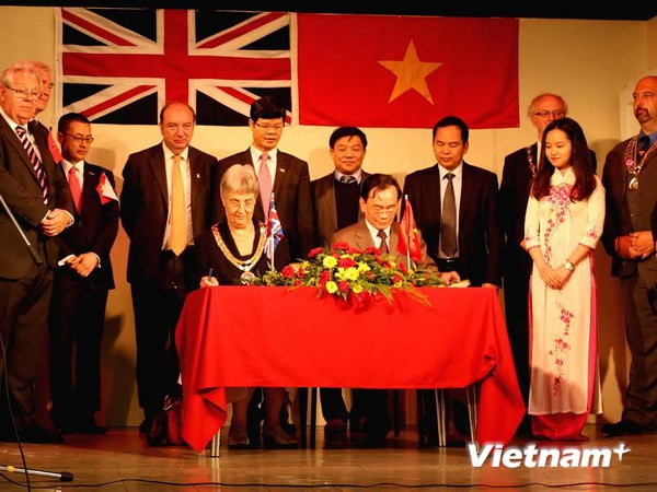 Đại diện thành phố Vinh và thị trấn Newhaven ký thỏa thuận kết nghĩa. (Ảnh: Đỗ Sinh/Vietnam+)