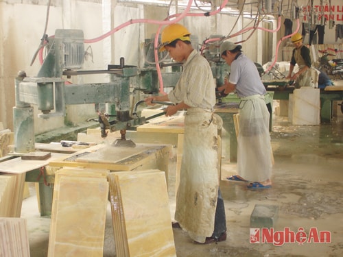 Sản xuất đá trắng tại Công ty TNHH Trường Lộc (Quỳ Hợp).