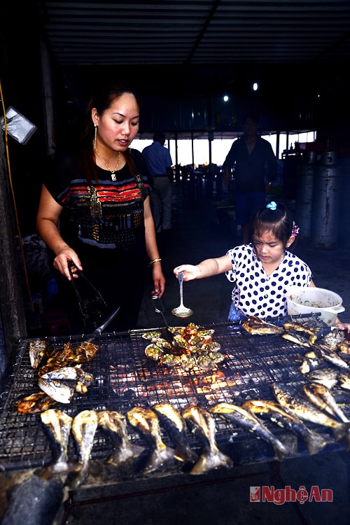 Chế biến hàu nướng  Ảnh: S.M