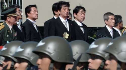 Thủ tướng Nhật Bản Shinzo Abe duyệt lực lượng phòng vệ Nhật Bản (Ảnh Reuters)