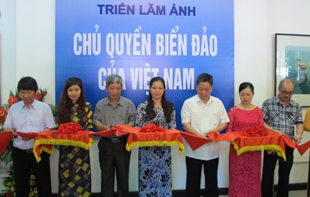  Cắt băng khai mạc triển lãm ảnh 