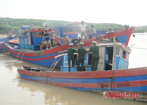 Các chiến sỹ biên phòng Đồn Diễn Thành trực tiếp lên tàu tuyên truyền cho bà con ở địa bàn xã Diễn Bích huyện Diễn Châu