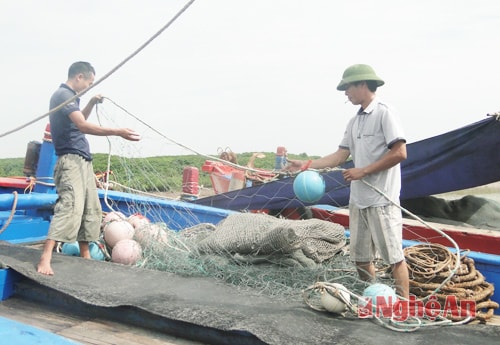 Các ngư dân xã Diễn Bích huyện Diễn Châu sửa soạn ngư lưới cụ để chuẩn bị ra khơi