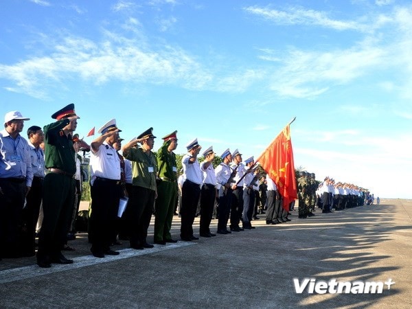 Lễ chào cờ ở đảo Trường Sa Lớn. (Ảnh: Việt Đức/Vietnam+)