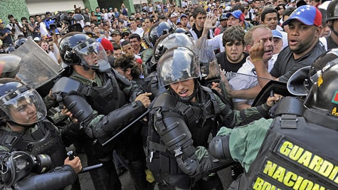 Cảnh sát Venezuela ngăn chặn người biểu tình quá khích (Ảnh: nbcbayarea)