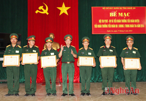  Đại tá Lương Hồng Phong - Phó bí thư Đảng ủy, Chính ủy Bộ CHQS tỉnh  trao giấy khen cho các thi sinh đạt kết quả cao.