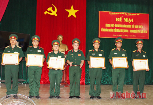 Đại tá Cao Huy Lương - Phó chính ủy Bộ CHQS tỉnh trao giấy khen cho các thi sinh đạt kết quả cao trong hội thi