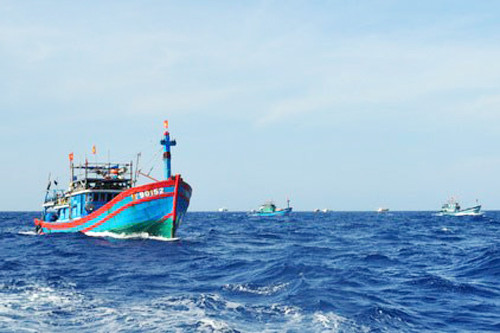 Tàu DNa-90152 cùng đội tàu của ngư dân Đà Nẵng bị tàu sắt Trung Quốc vây ép trước khi bị đâm chìm. Ảnh: Internet
