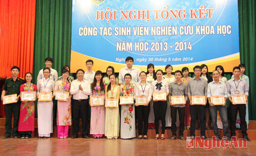 Tuyên dương các cá nhân, tập thể đạt thành tích cao trong phong trào sinh viên NCKH .
