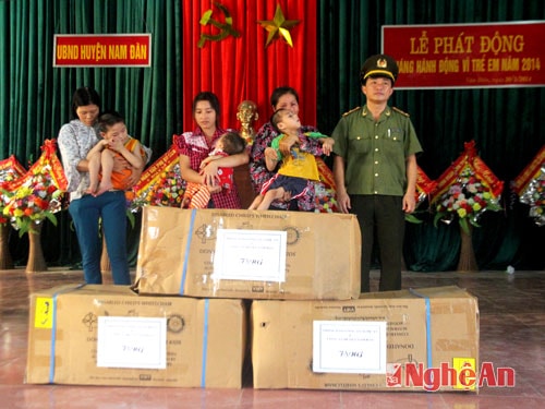 Trao quà cho các học sinh có hoàn cảnh đặc biệt khó khăn.