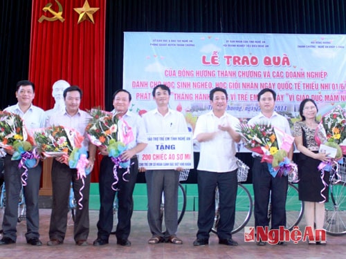 Thay mặt UBND tỉnh, đồng chí Thái Văn Hằng tặng hoa cảm ơn các nhà hảo tâm.