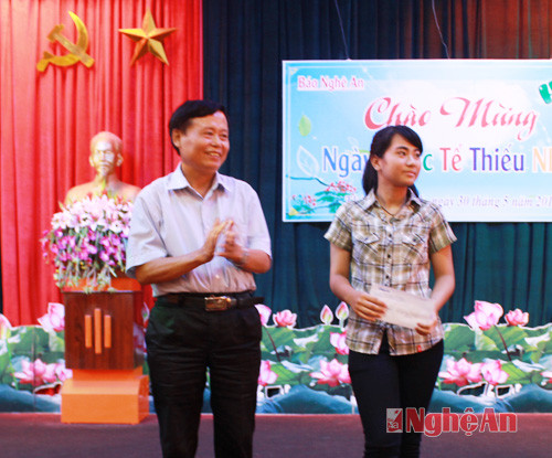 Bác Lâm Văn Đoàn trao thưởng các cháu đạt học sinh giỏi tỉnh.