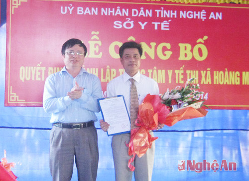 Giám đốc Sở Y tế Bùi Đình Long trao quyết định cho bác sỹ Vũ Ngọc Phú - Giám đốc Trung tâm Y tế thị xã Hoàng Mai.