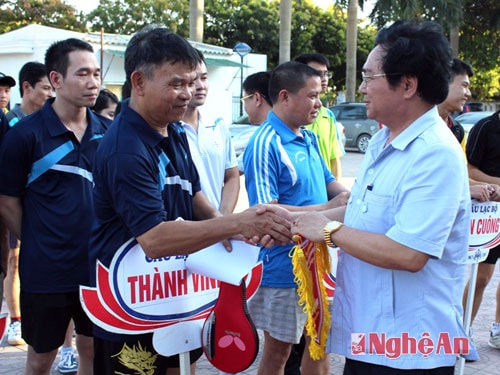 Đồng chí Hồ Mậu Thanh, Tỉnh ủy viên, Giám đốc Sở Thể thao và Du lịch tặng cờ lưu niệm cho đại diện các đội thi đấu.
