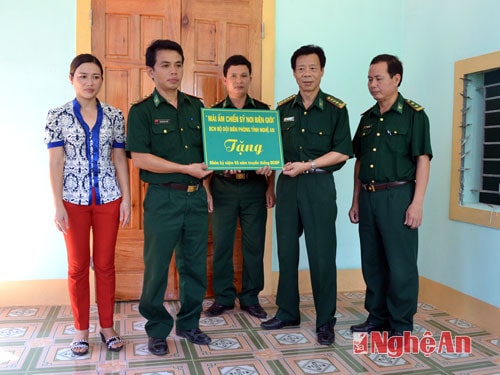 Trao biển nhà mái ấm chiến sỹ nơi biên giới.