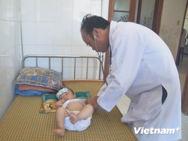  Nhân viên y tế khám chữa bệnh cho người dân tại huyện đảo Lý Sơn. (Ảnh: Thùy Giang/Vietnam+)