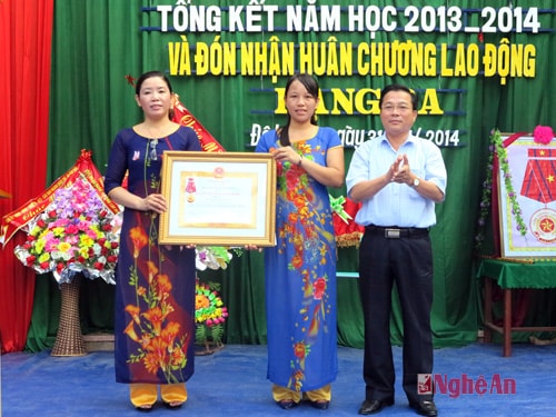 Trao bằng công nhận cho nhà trường.