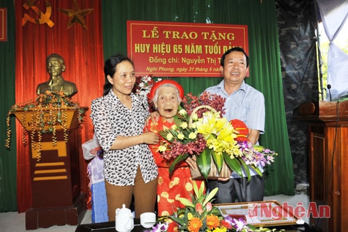 Đảng ủy xã Nghi Phong trao quà, tặng hoa chúc mừng cụ