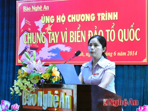 Đồng chí Hồ Thị Ngân - Phó tổng Biên tập, Chủ tịch công đoàn Báo Nghệ An phát động chung tay vì biển đảo Tổ quốc.