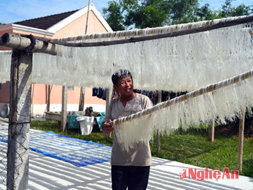 Sản xuất miến gạo ở xóm Trung Thành, xã Nghi Hoa (Nghi Lộc).