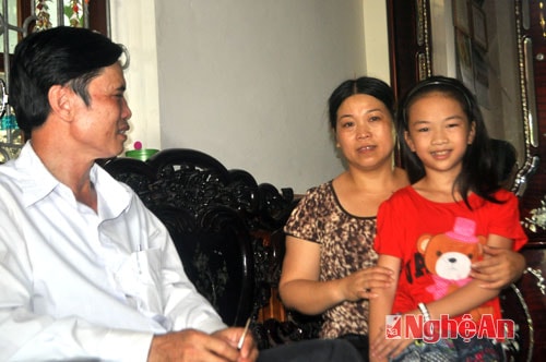 Chị Trần Thị Giang (xóm Liên Đình) trao đổi với cán bộ xã về thành tích học tập của hai con.