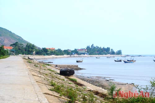 Tuyến đê chắn sóng chạy qua xã Quỳnh Long, Quỳnh Lưu. Ảnh: Thành Duy