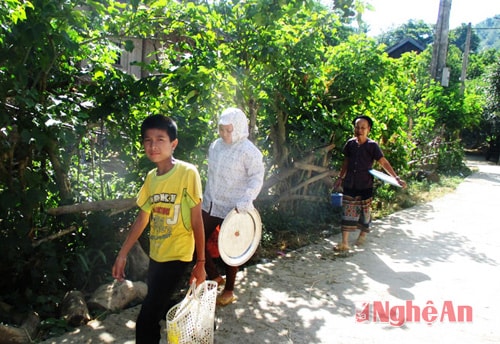 Dân bản “đi” tết mồng năm