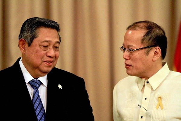 Tổng thống Philippines Benigno Aquino III (phải) và người đồng nhiệm Indonesia Susilo Bambang Yudhoyono tại lễ ký Hiệp định phân định ranh giới vùng đặc quyền kinh tế biển (Nguồn: THX-TTXVN)