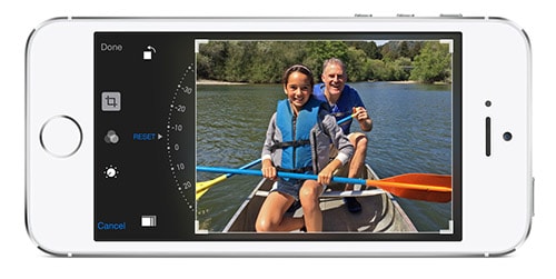 Apple đưa tính năng chỉnh sửa ảnh vào trong ứng dụng ảnh. Ví dụ, bạn có thể điều chỉnh ánh sáng, độ sáng, độ tương phản, đổ bóng ngay trong ảnh. Apple cũng giúp tìm kiếm ảnh dễ dàng hơn trong iOS 8, dựa theo địa điểm, ngày chụp, album. Chúng đồng bộ với iCloud.