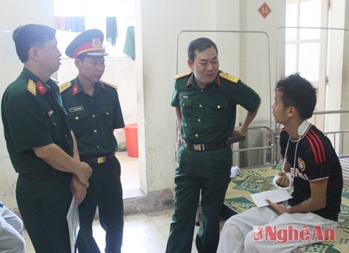 Đoàn thăm hỏi và tặng quà đồng chí Chu Tự Hoàng