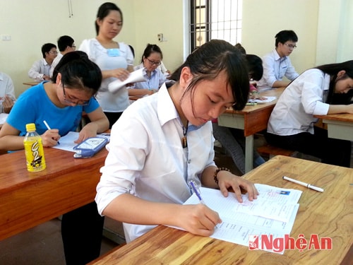 Làm thủ tục thi môn Ngữ Văn tại điểm thi Trường THPT chuyên Phan Bội Châu.