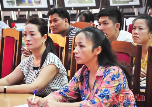 Đồng chí Phạm Hồng Toan - Tổng biên tập Báo Nghệ An cùng cán bộ, phóng viên tại buổi nói chuyện