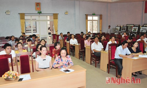 Đông đảo cán bộ, đã đến theo dõi buổi nói chuyện của Thiếu tướng Lê Văn Cương
