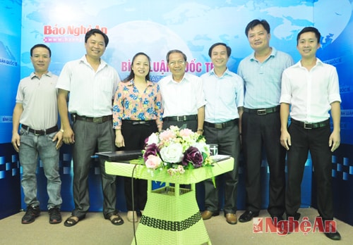 Phó Giáo sư, Tiến sỹ, Thiếu tướng Lê Văn Cương nguyên Viện trưởng Viện Chiến lược Bộ Công an cùng cán bộ, nhân viên, phóng viên Báo Nghệ An chụp ảnh lưu niệm tại trường quay