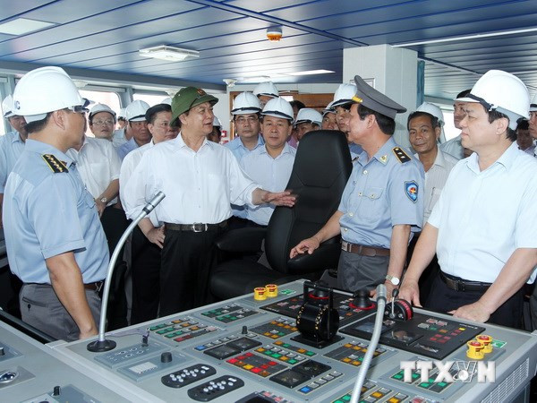 Thủ tướng Nguyễn Tấn Dũng thăm và kiểm tra tàu Kiểm ngư KN 781 tại Công ty đóng tàu Hạ Long (Tổng Công ty Công nghiệp tàu thủy Việt Nam). (Ảnh: Đức Tám/TTXVN)