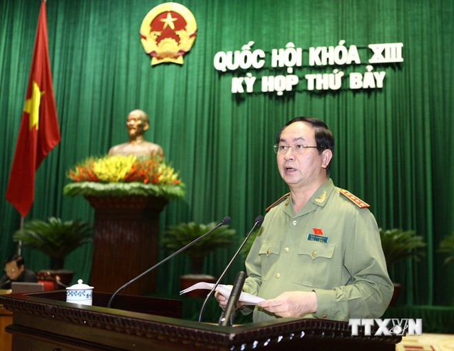 Bộ trưởng Bộ công an Trần Đại Quang trình bày Tờ trình dự án Luật căn cước công dân. Ảnh: TTXVN