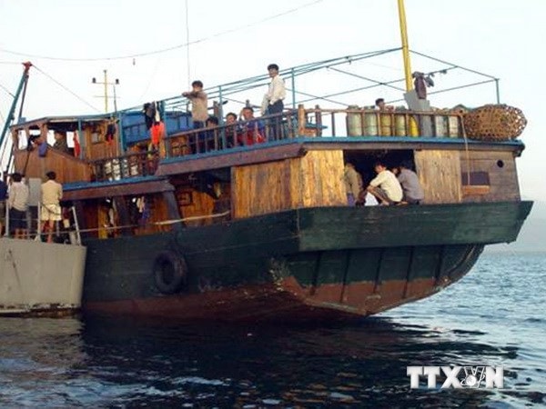 Các ngư dân nước ngoài bị hải quân Philippines ngăn chặn ngoài bãi cạn Scarborough tháng 4/2012. (Nguồn: AFP/TTXVN)