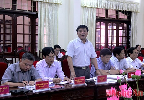 Đồng chí Võ Viết Thanh - Ủy viên BTV Tỉnh ủy, Bí thư Thành ủy Tp Vinh phát biểu ý kiến