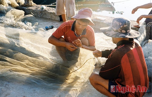 Vá lưới. Ảnh: Trọng Sách