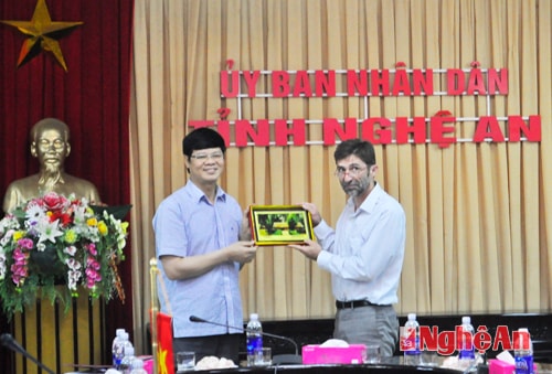 Đồng chí Lê Xuân Đại trao quà lưu niệm cho ngài phó đại sứ.