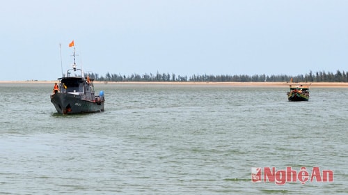 Con tàu NA 90628TS đang được tàu hải đội 2 Biên phòng Nghệ An lai dắt vào bờ 