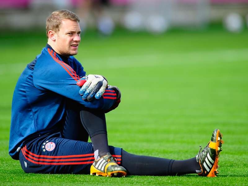 Neuer chấn thương vai trong buổi tập
