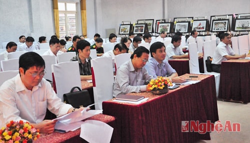 Các đại biểu, phóng viên tham dự.